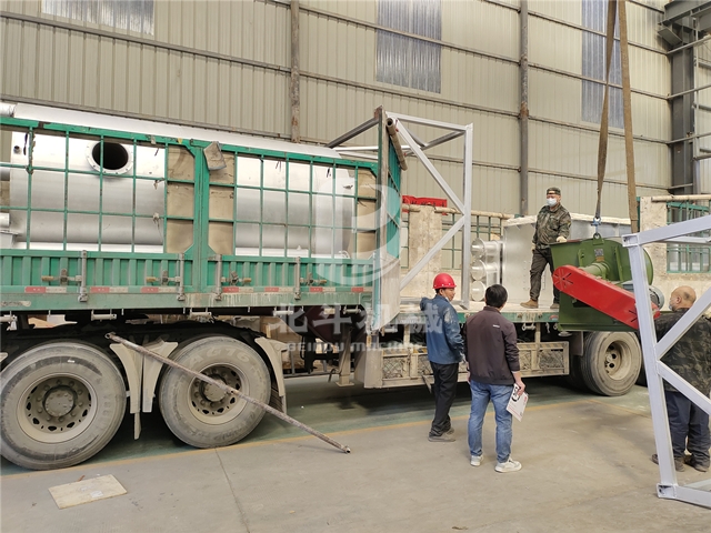 工人加班加點,順利交付河北客戶訂購的杏殼炭化設備